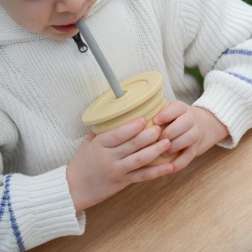 Vaso y porta snacks silicona amarillo, minikoioi - Imagen 2