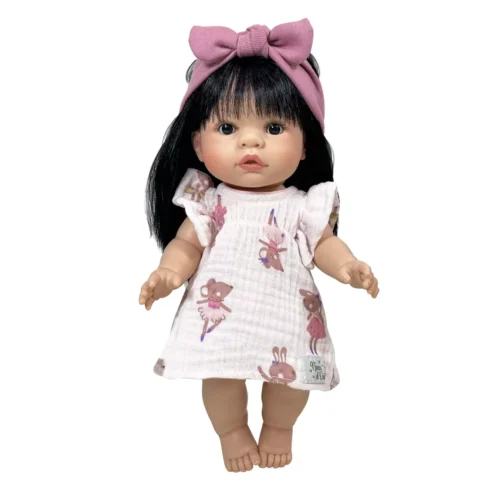 Joy Sakura Girl de Nines d'Onil, 37 cm, con aroma a vainilla. Inspirada en la cultura japonesa, con vestimenta detallada y mochila.. Fabricada en España